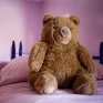 Peluche sur un lit d'enfant 